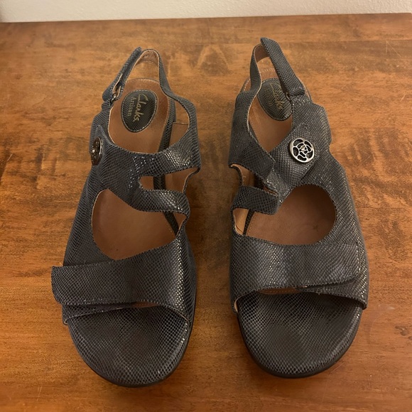 🌸 Clarks Black Artisan Sandals with Two-Strap Design Size 10 - Picture 1 of 9